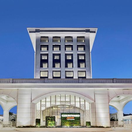 Courtyard by Marriott Bengaluru Hebbal Hotel Bagian luar foto