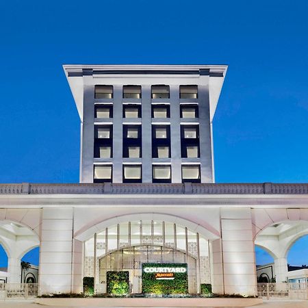 Courtyard by Marriott Bengaluru Hebbal Hotel Bagian luar foto