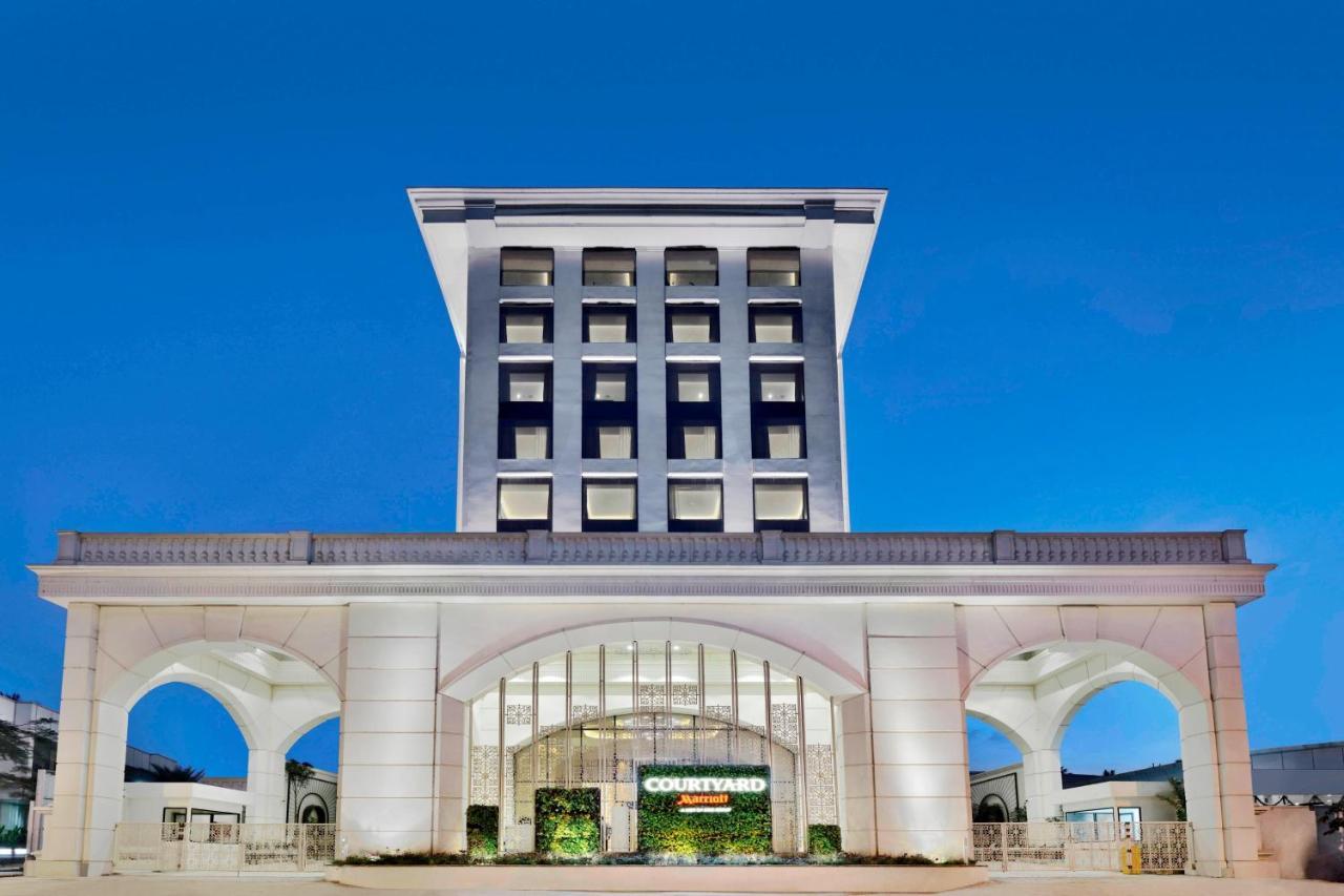 Courtyard by Marriott Bengaluru Hebbal Hotel Bagian luar foto