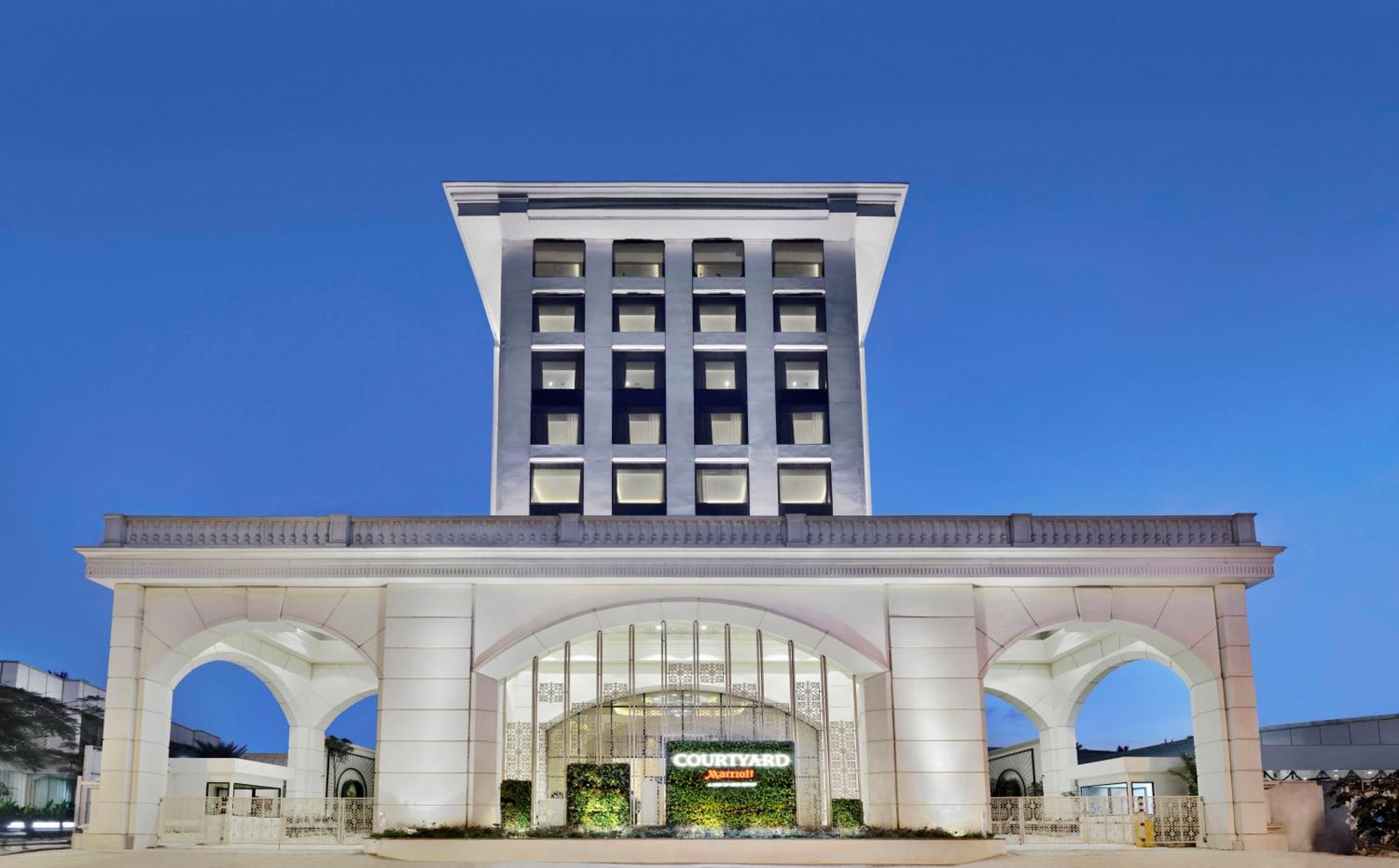 Courtyard by Marriott Bengaluru Hebbal Hotel Bagian luar foto