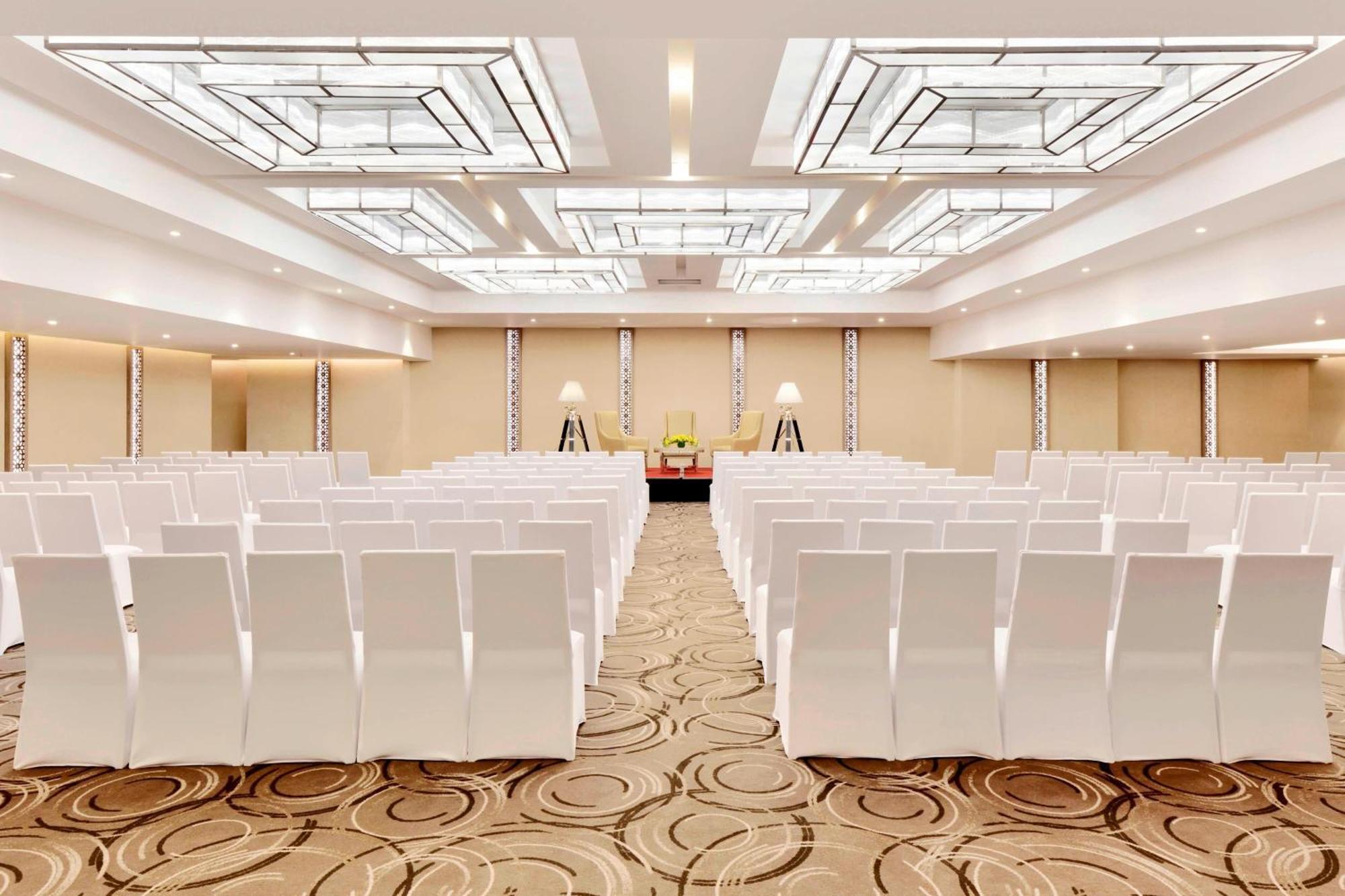 Courtyard by Marriott Bengaluru Hebbal Hotel Bagian luar foto
