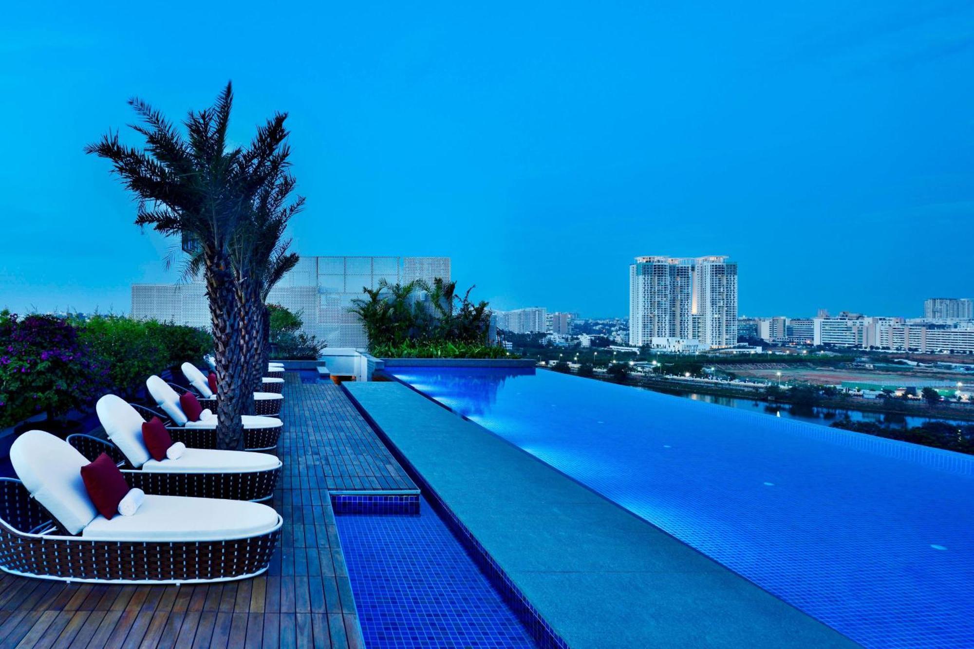 Courtyard by Marriott Bengaluru Hebbal Hotel Bagian luar foto
