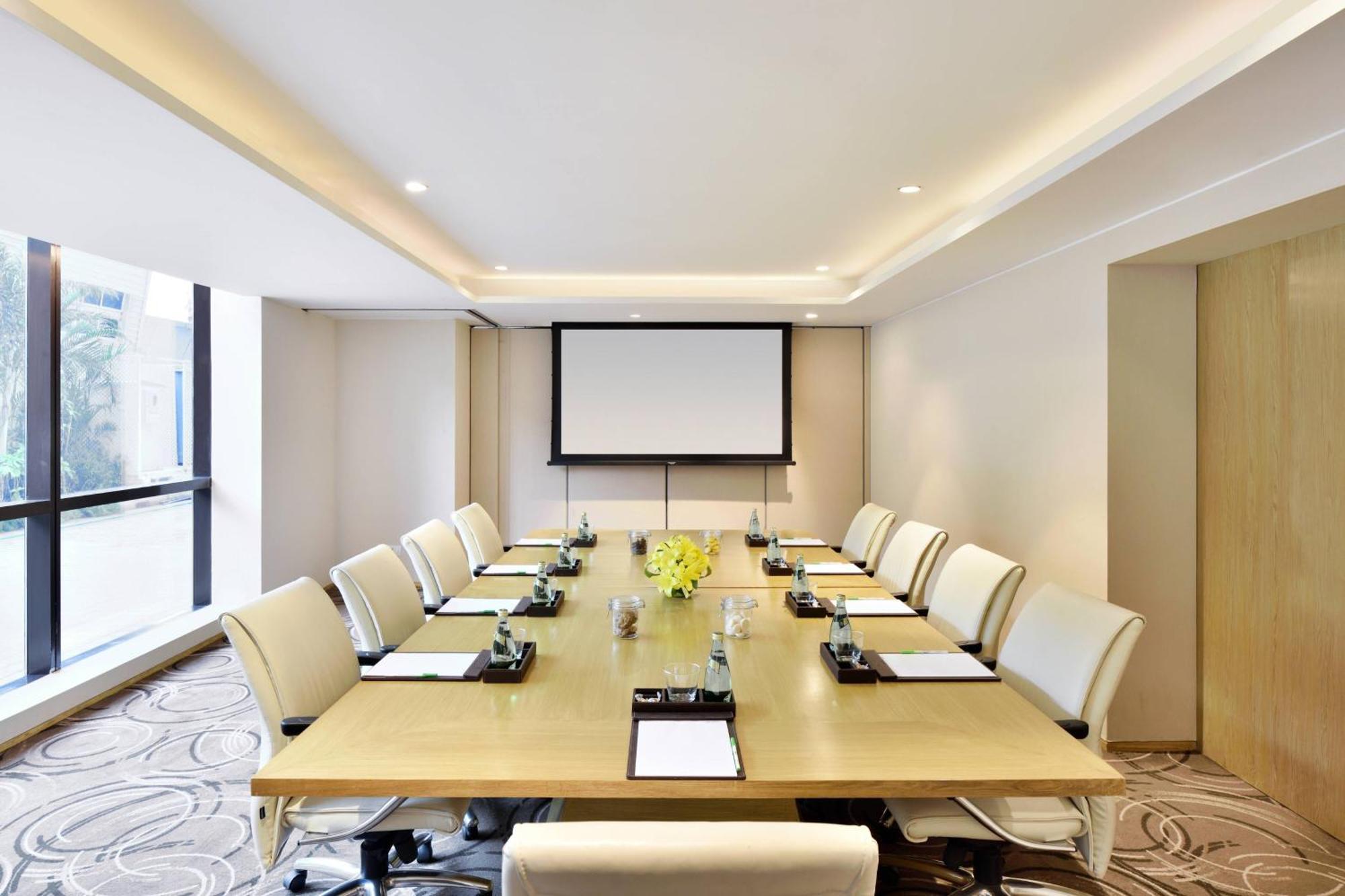Courtyard by Marriott Bengaluru Hebbal Hotel Bagian luar foto