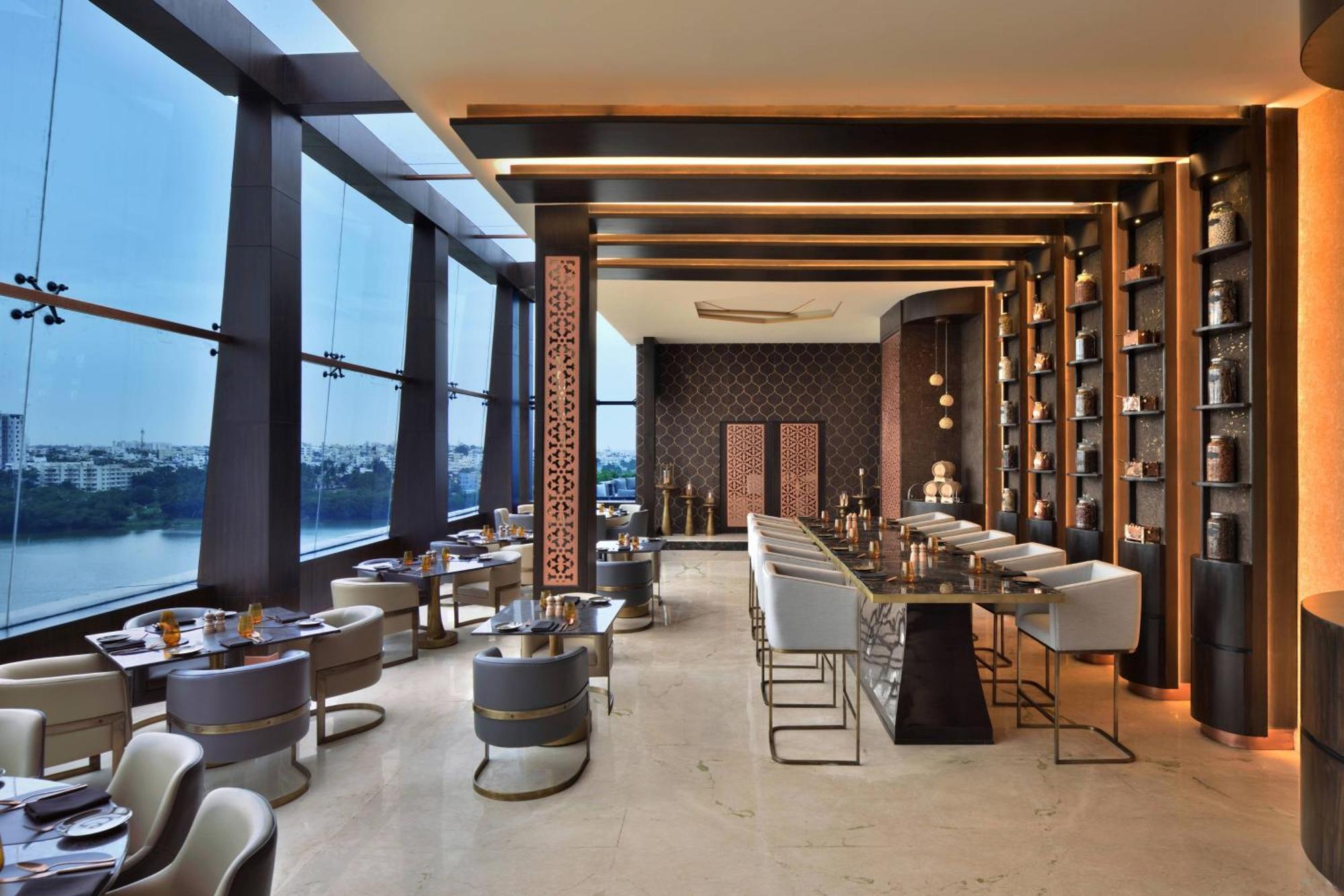 Courtyard by Marriott Bengaluru Hebbal Hotel Bagian luar foto