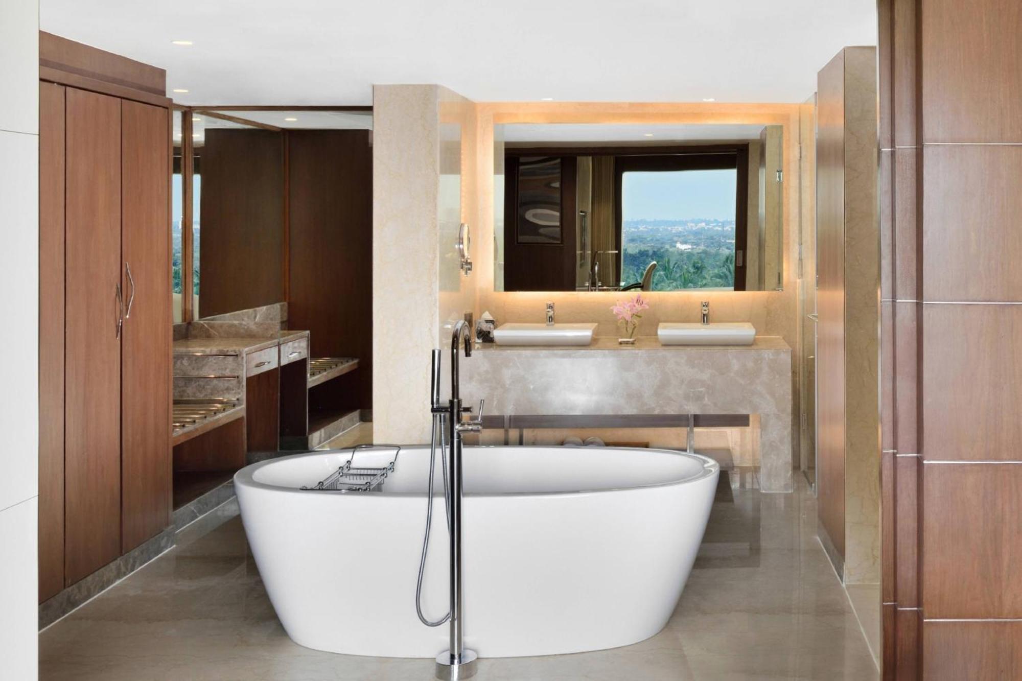 Courtyard by Marriott Bengaluru Hebbal Hotel Bagian luar foto