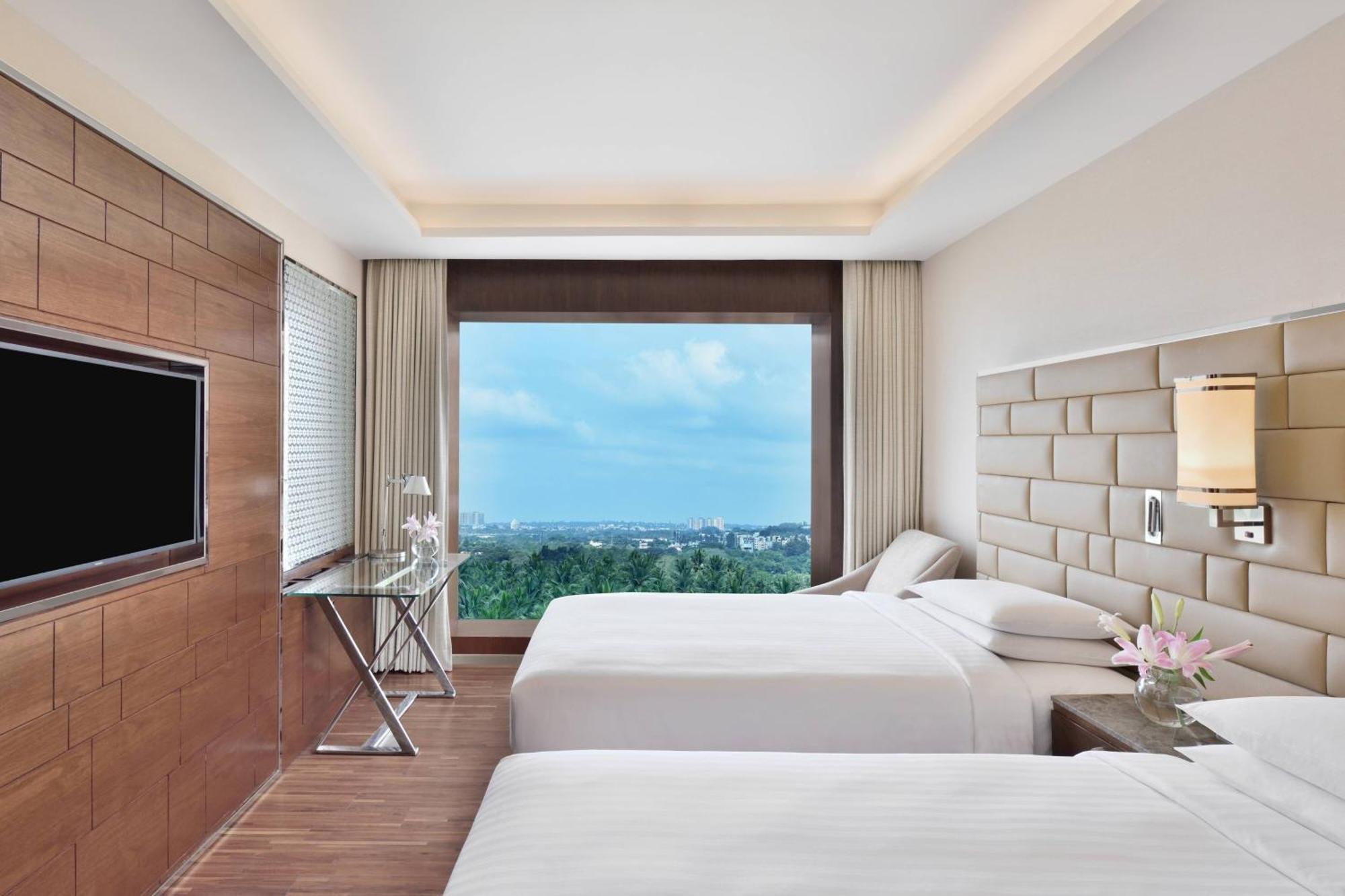 Courtyard by Marriott Bengaluru Hebbal Hotel Bagian luar foto