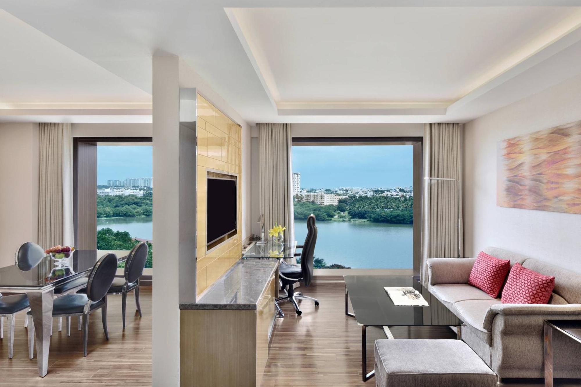 Courtyard by Marriott Bengaluru Hebbal Hotel Bagian luar foto
