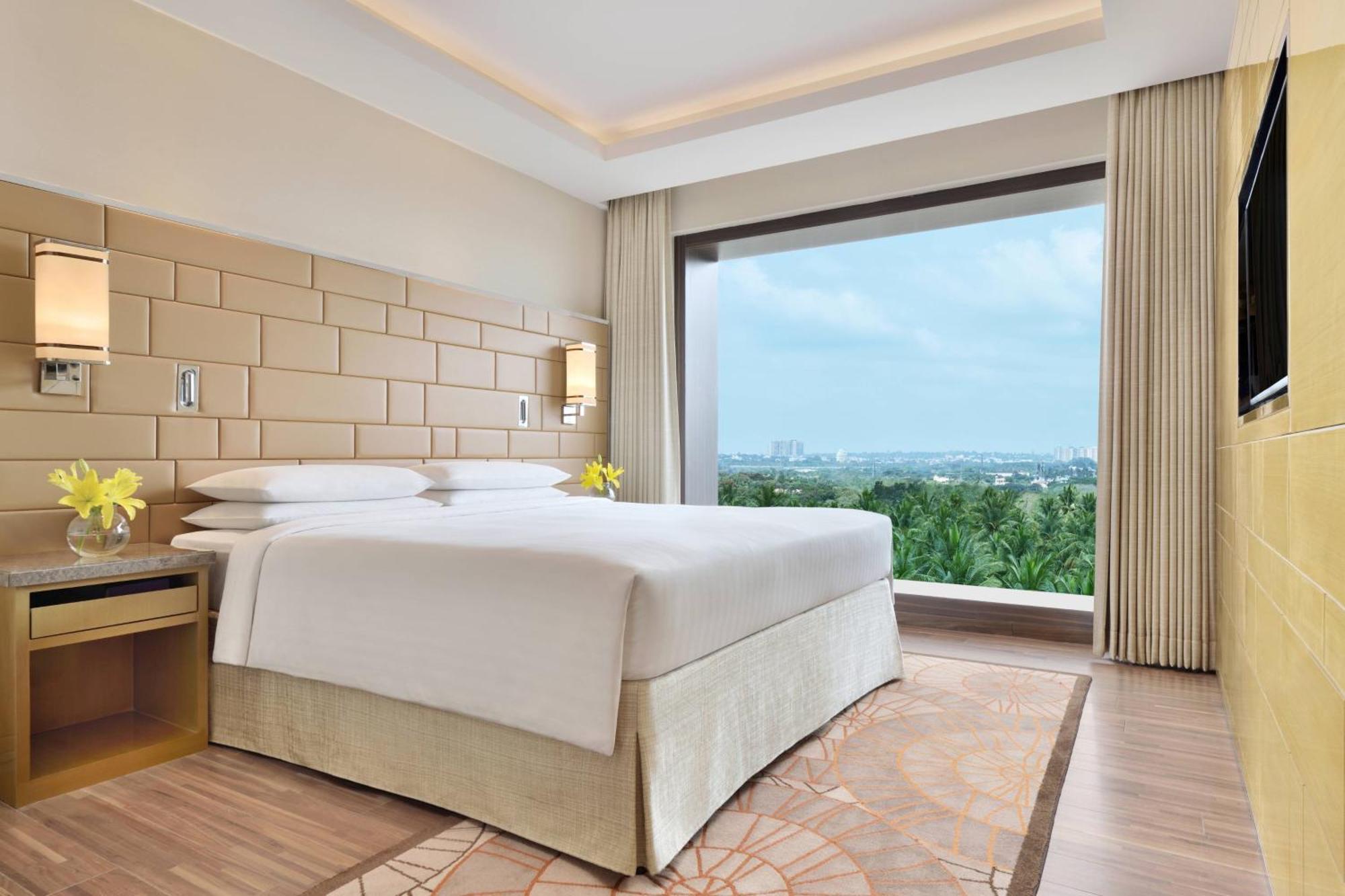 Courtyard by Marriott Bengaluru Hebbal Hotel Bagian luar foto