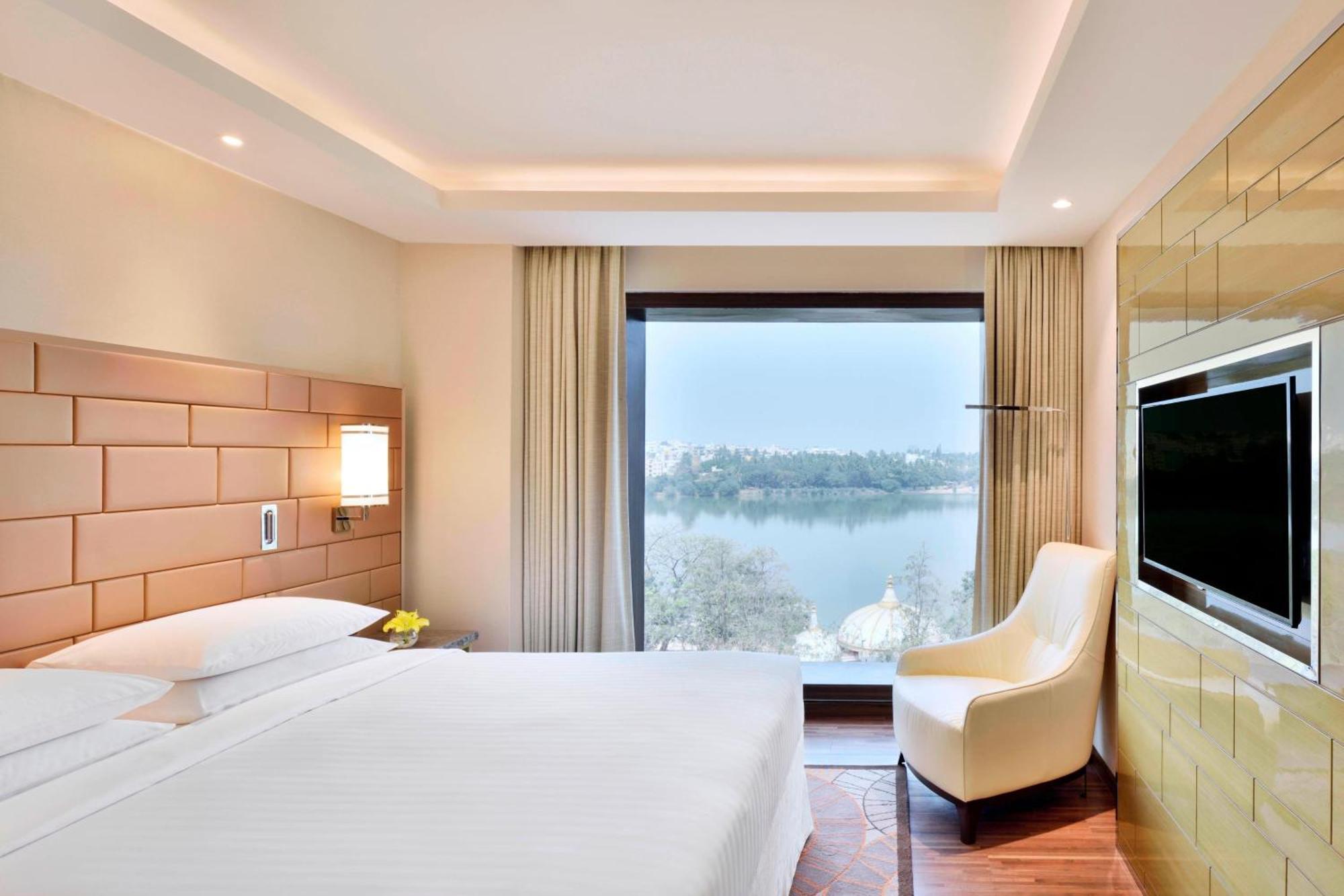 Courtyard by Marriott Bengaluru Hebbal Hotel Bagian luar foto
