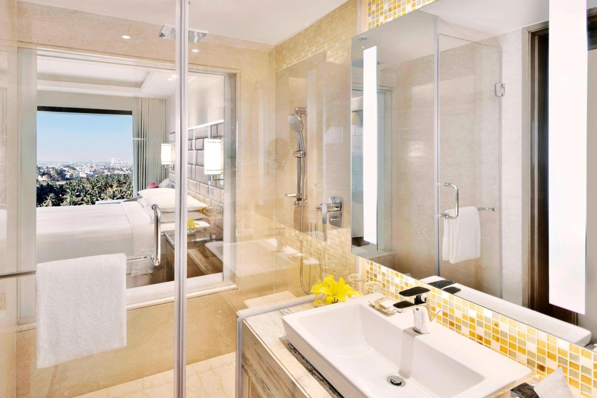 Courtyard by Marriott Bengaluru Hebbal Hotel Bagian luar foto