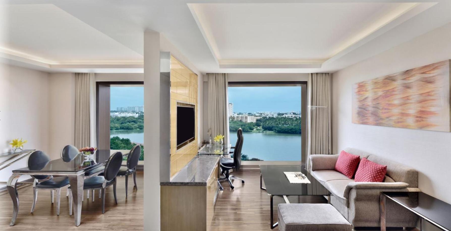 Courtyard by Marriott Bengaluru Hebbal Hotel Bagian luar foto